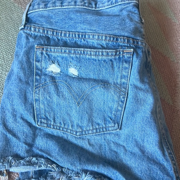 Levis distressed shorts - Picture 3 of 4